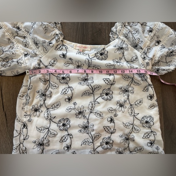 Solitaire Embroidered Floral Top Size Small - Picture 8 of 8